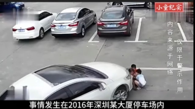 女司机因驾驶不慎，车辆直接碾过小孩的身影，场面令人揪心！