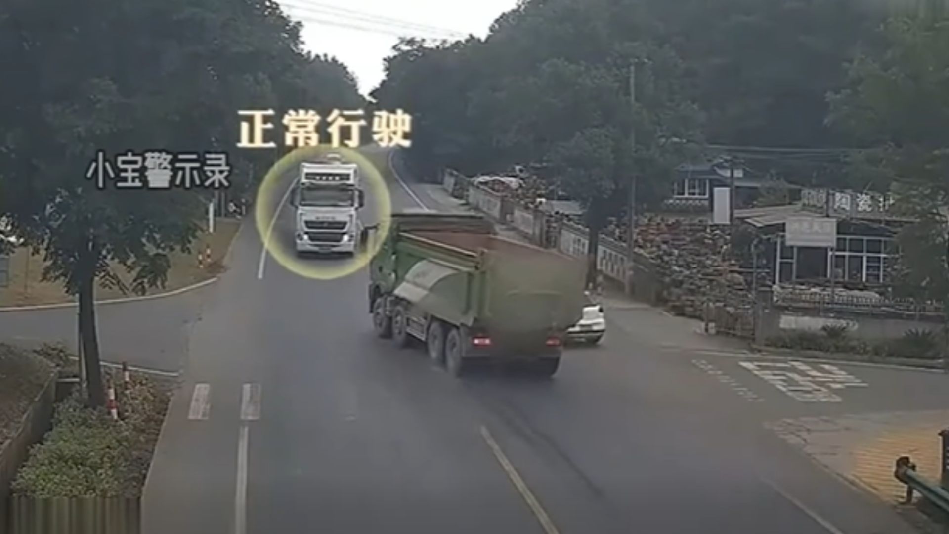 惊心动魄！小轿车操作失误，引发大卡车对撞！